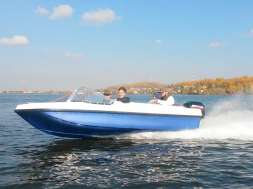 Моторная лодка с автомобильной компоновкой ВИЗА-яхт Легант-430 Авто