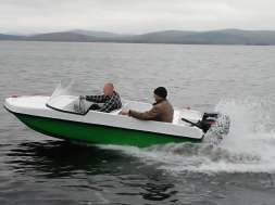 Моторная лодка с автомобильной компоновкой ВИЗА-яхт Легант-380 Авто